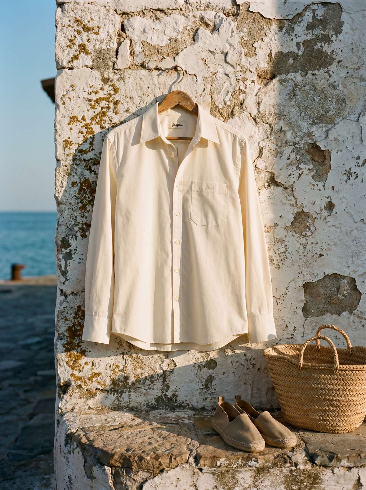 La camisa Goodfela colgada en un muro encalado